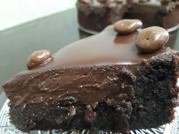 עוגה שוקולדית שקדים ללא גלוטן בציפוי גאנש_אורנה ועלני