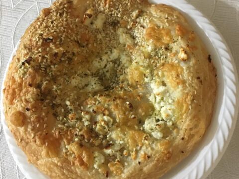 עלי מלווח עם גבינה וזעתר