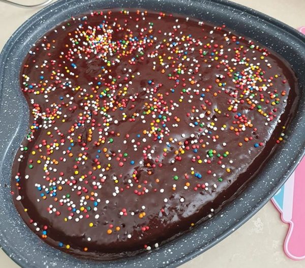 עוגת שוקולד לילדים עם ציפוי שוקולד_מילן וקנין