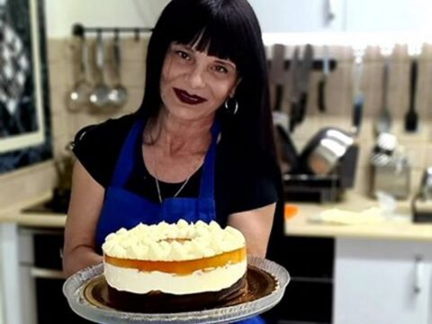 מתכון כתוב + סרטון להכנת עוגת משמש עם קרם גבינת שמנת בציפוי ג'לי וזילוף קצפת_זקלין פדלון