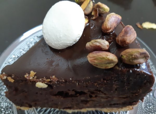 עוגת שוקולד ופיסטוק על בצק פריך, בציפוי גאנש😋_אורנה ועלני