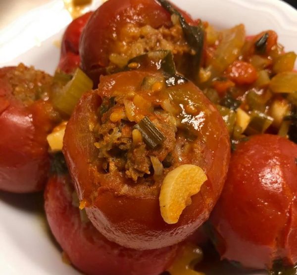 עגבניות ממולאות עם אורז ובשר טחון ברוטב חמוץ מתוק_עדינה בטש