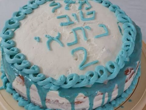 עוגת טורט קלאסי..בציפוי ומילוי קרם וניל_תהילה גיל