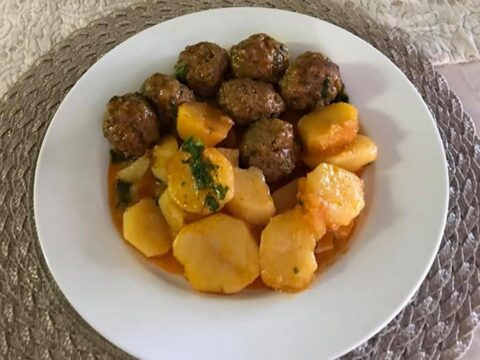 ‏קציצות בשר עם תפוחי אדמה_סיגלית ימין