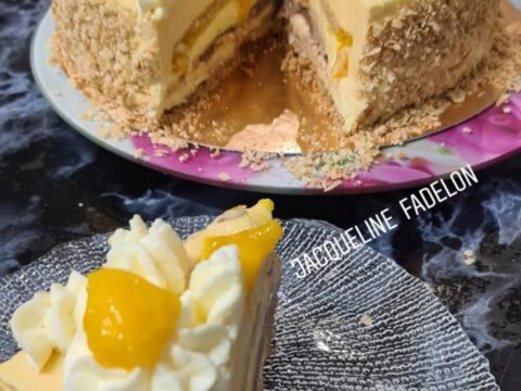 עוגת מוס גבינת שמנת עם מחית מלית כפולה מנגו ושוקולד על תחתית ביסקוויטים וזילוף קצפת_מתכון של  זקלין פדלון
