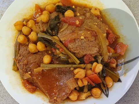 פרוסות בשר ,סלרי, חומוס ברוטב אדום_מתכון של יפה וקס-ברקו
