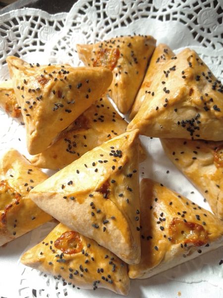 בורקיטס במלית בטטה… גבינה צהובה וטימין_מתכון של שלומית שחר