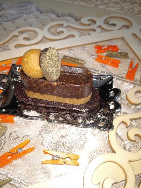 שכבות חמאת בוטנים ושוקולד על מצע של עוגיה פריכה ושוקולדית_מתכון של שלומית שחר