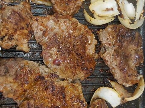 סטייק ובצל על הפלנצ'ה_מתכון של רוז טעים במטבח אוחנה