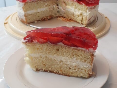 עוגת טורט במילוי תותים, ג'לי וקרם וניל 🍓🍓🍓🍓_מתכון של תהילה גיל