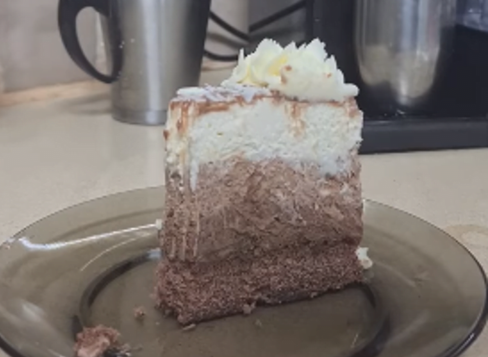 מתכון כתוב + סרטון להכנת עוגת מוס טריקולד על תחתית טורט שוקולד ללא גלוטן וללא ג'לטין וגם מתאים לפסח_מתכון זקלין פדלון