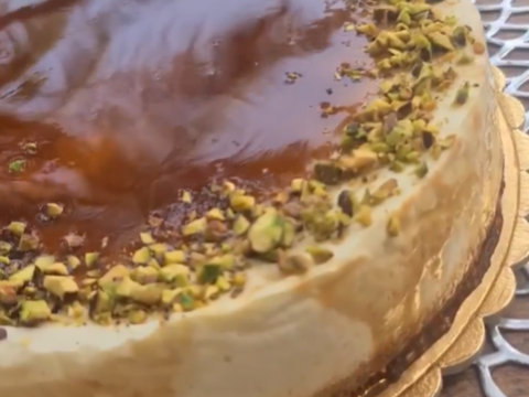 עוגת גבינה אפוייה עם יוגורט יווני וגבינת שמנת על תחתית פטי בר בציפוי סירופ מייפל ופיסטוקים_מתכון של זקלין פדלון – מאסטר מתכונים