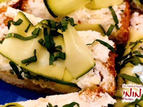 ברוסקטה זוקיני, ריקוטה, פרמז’ן ושיפונאד נענע🌿_מתכון של טלי כהן – מאסטר מתכונים