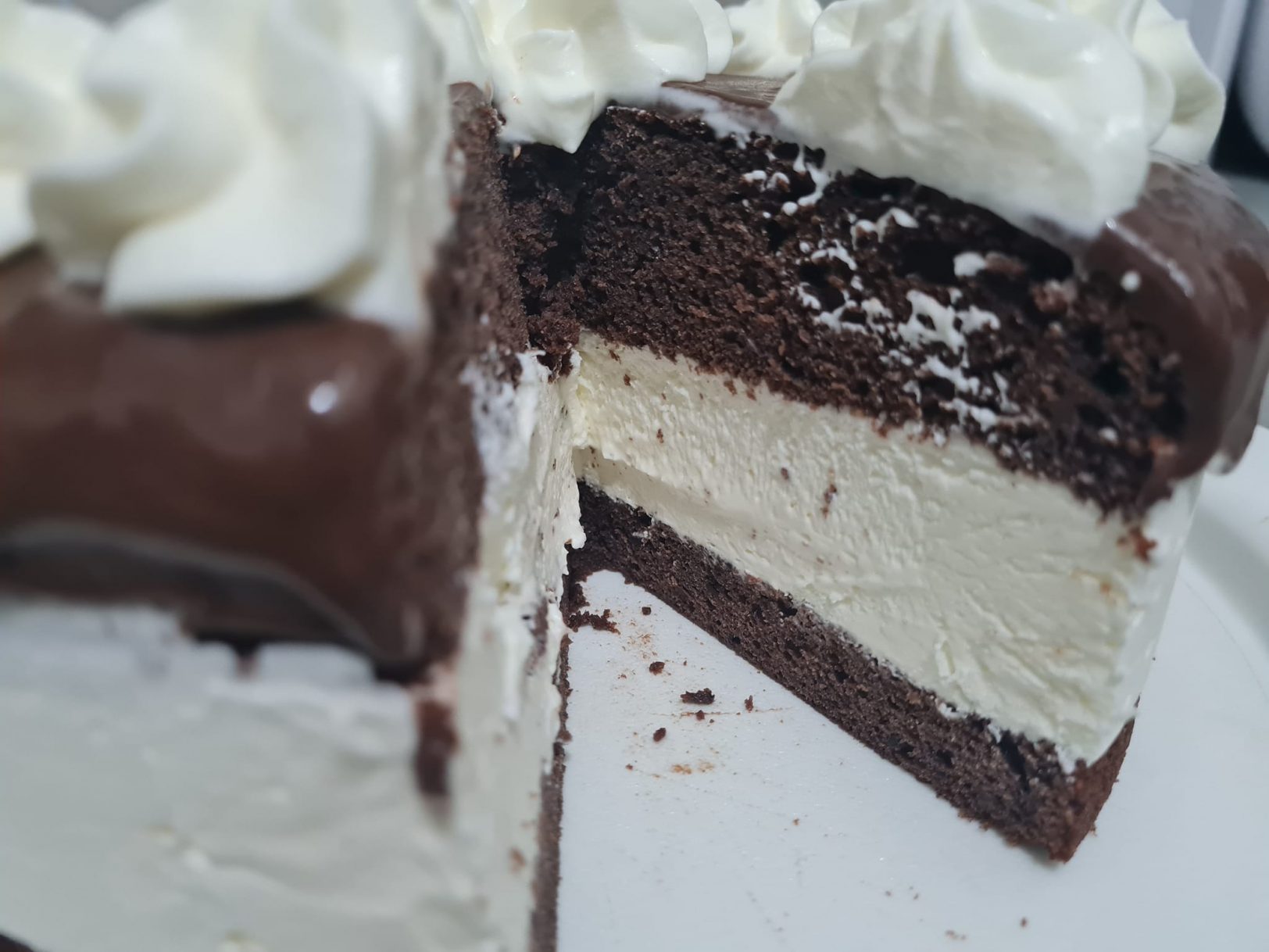 עוגת שוקולד קרם גבינה ושוקולד לבן גאנש שוקולד_מתכון  של אפרת מילוא טויטו – מאסטר מתכונים