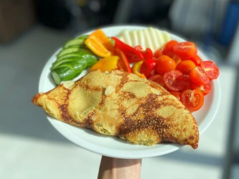 חביתת חומוס מלאה בגבינת עיזים טבעונית_מתכון של גלי אלון בובר – מאסטר מתכונים
