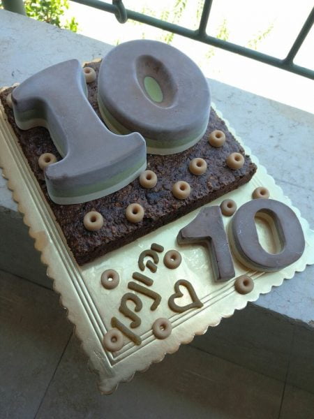 עוגה "עשר" תרתי משמע…העוגה מורכבת משכבת בסיס שוקולד ושקדים ומעליה טריקולד חלומי_מתכון של שלומית שחר – מאסטר מתכונים
