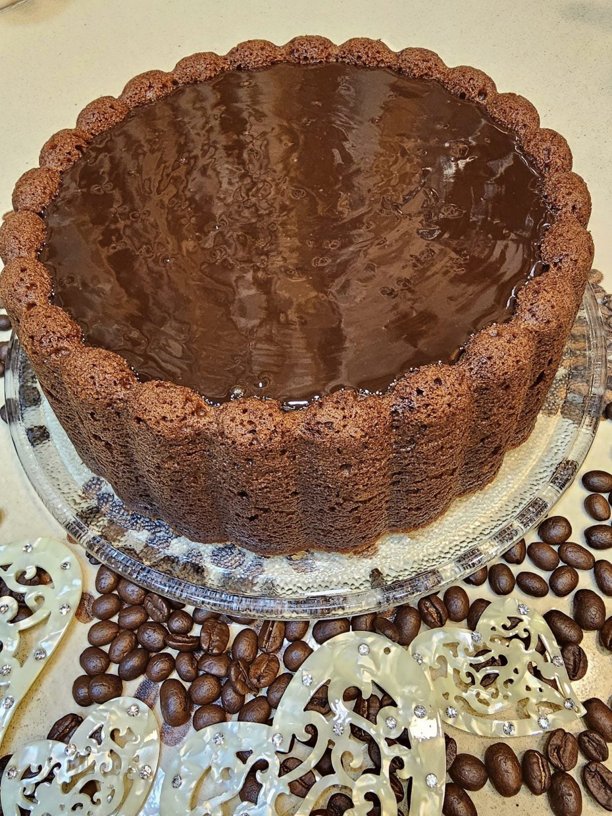 עוגת תמרים קפה ומקלות שקדים בעיטור גנאש שוקולד סילאן וקפה_מתכון של שלומית שחר – מאסטר מתכונים