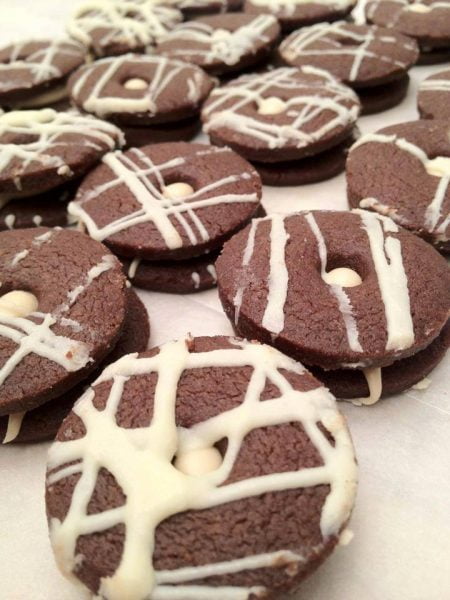 עוגיות שוקולד נימוחות במילוי קרם וניל_מתכון של שף מיכה כלפה – מאסטר מתכונים