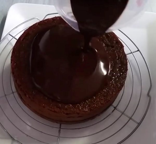 עוגת שוקולד בציפוי גלסאז'_מתכון של תכלת אזולאי ( המטבח של תכלת ) – מאסטר מתכונים