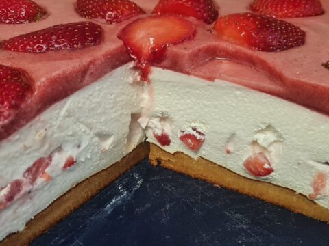 עוגת מוס עם תותים בציפוי תותים🍓🍓🍓_מתכון  של אפרת מילוא טויטו – מאסטר מתכונים