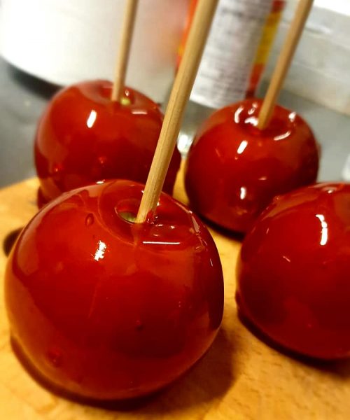 תפוח עץ על מקל בציפוי קרמל אדום_מתכון של שף מיכה כלפה – מאסטר מתכונים