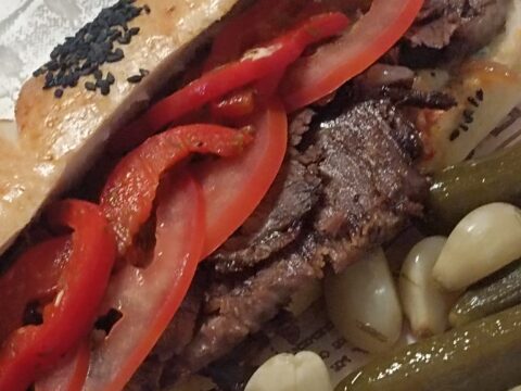 סנדוויץ צלי בקר על הפלנצה אולי פסטו אולי עגבניות מיובשות פלפל קלוי והמון אהבה ❤️_מתכון של שף אריה רוזנשטוק – מאסטר מתכונים