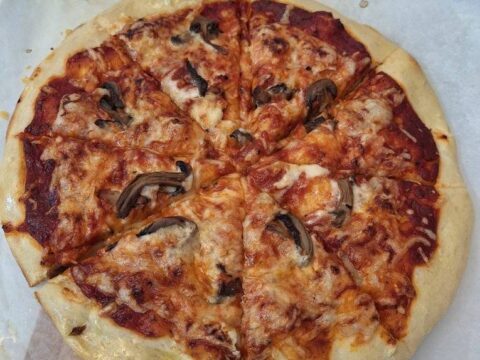 פיצה קלאסית ברוטב עגבניות ופטריות … נפלאה🍕🍕🍕_מתכון של תהילה גיל – מאסטר מתכונים