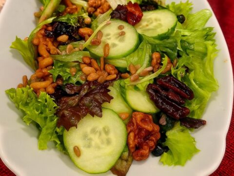 סלט חסה ואגוזים חגיגי 🥗_מתכון של אוצרה ברזלי– מאסטר מתכונים