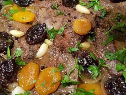 צלי בקר ביין עם פירות יבשים_מתכון של שף מיכה כלפה – מאסטר מתכונים