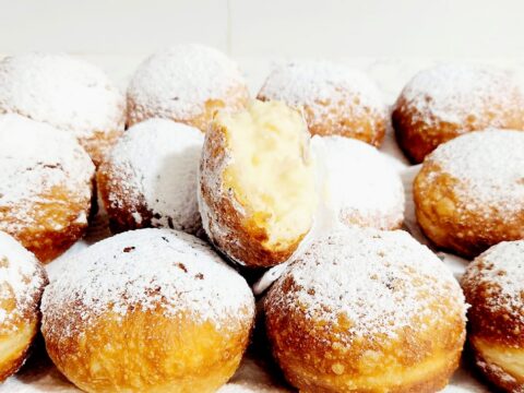 פונציקי סופגניה גאורגית – סופגניות במילוי קרם פטיסייר_מתכון (חלבי) של אורנה שונם – מאסטר מתכונים