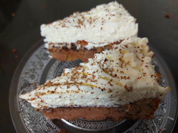 עוגת אגוזים ושוקולד צי'פס בחושה, עטופה בקצפת💕_מתכון של אורנה ועלני – מאסטר מתכונים