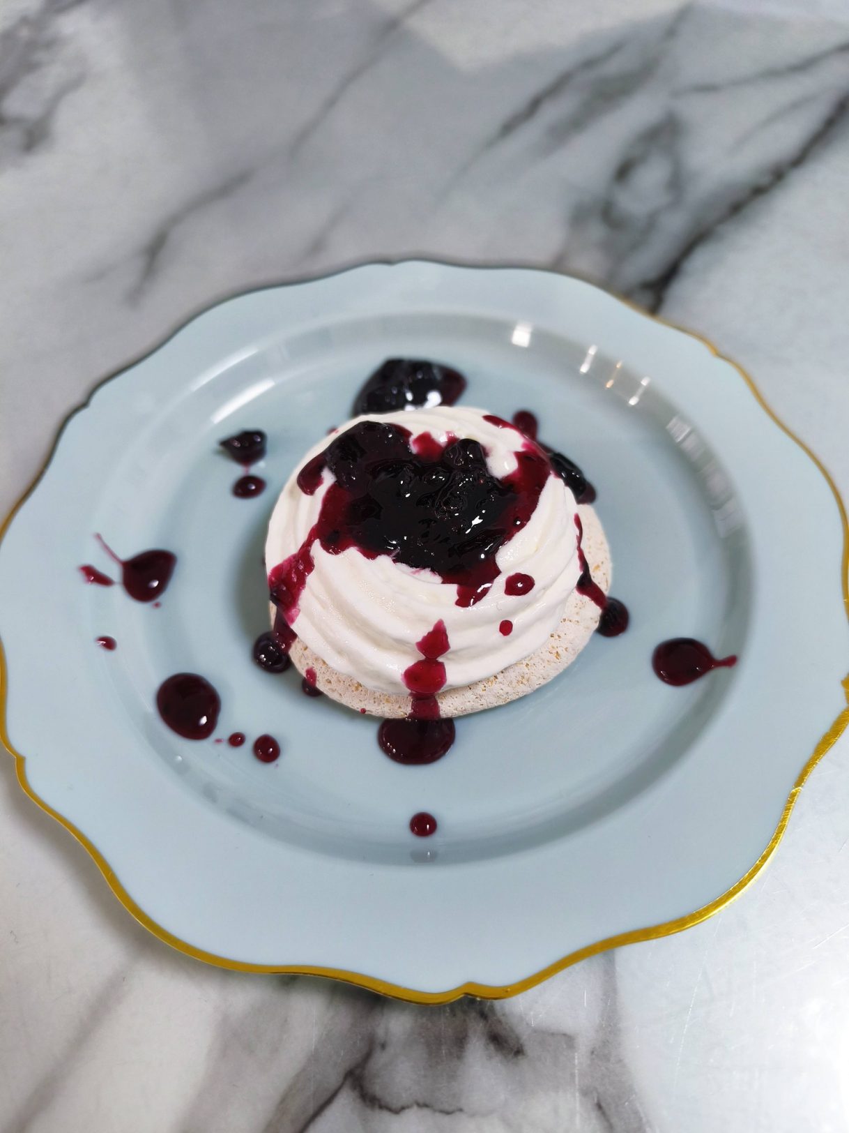 מרנג קוקוס ואוכמניות 🌹 קינוח פרווה קליל לחג_מתכון של אסתי זוהר מטבח אותנטי – מאסטר מתכונים👇