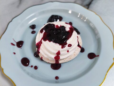 מרנג קוקוס ואוכמניות 🌹 קינוח פרווה קליל לחג_מתכון של אסתי זוהר מטבח אותנטי – מאסטר מתכונים