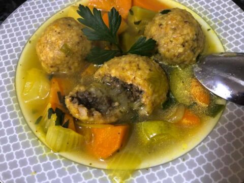 קובה מקמח מצות במילוי בשר ופטריות במרק ירקות_מתכון של ליאת קאדר