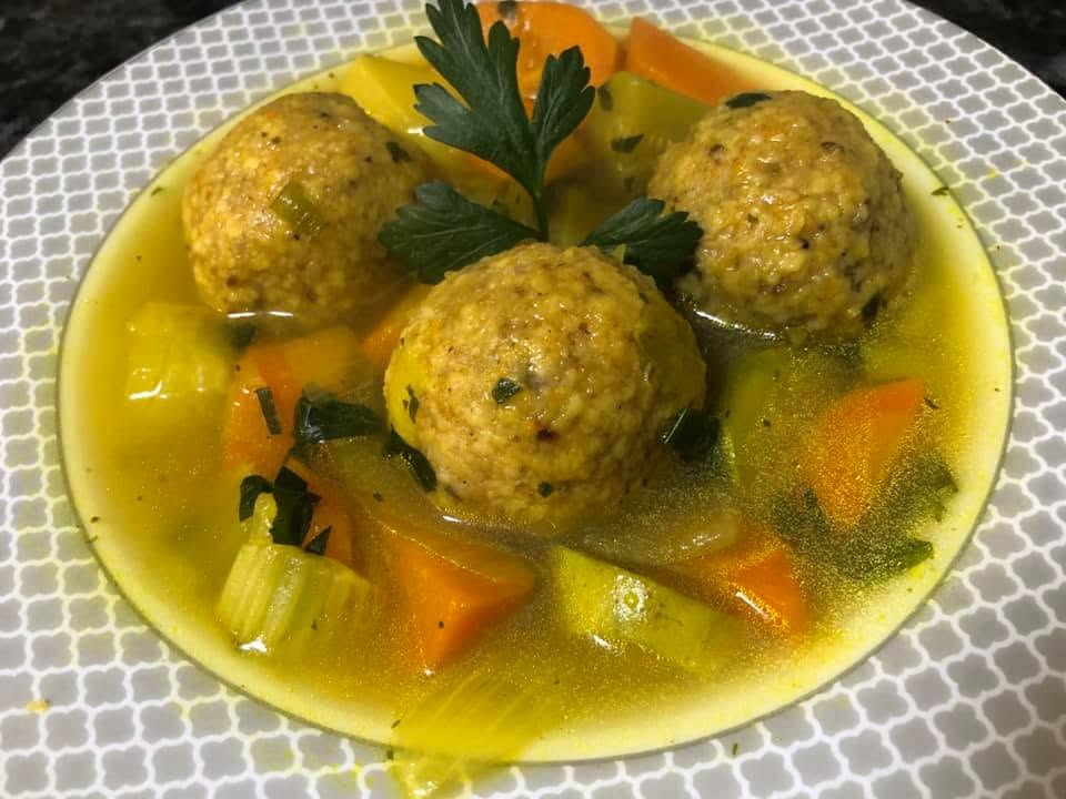 קובה מקמח מצות במילוי בשר ופטריות במרק ירקות