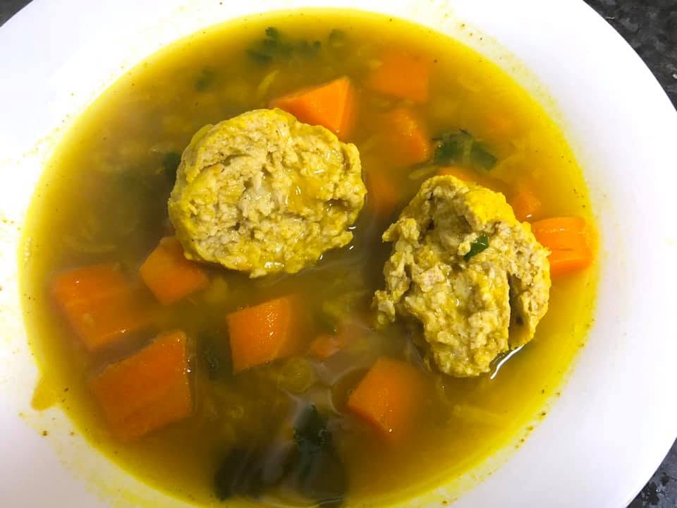 גונדי — קציצות עוף וקמח חומוס בתבשיל