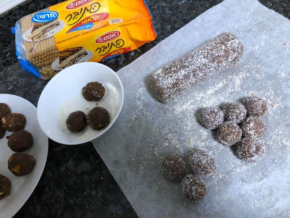 כדורי וריבועי שוקולד מביסקוויטים (ללא אפייה)