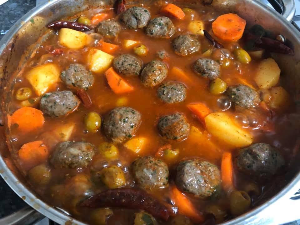 קציצות בשר ברוטב פיקנטי עם זיתים_מתכון של ליאת קאדר