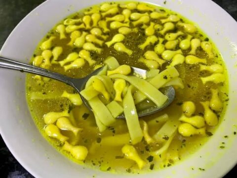 מרק אטריות וכנפיים הודו עם שקדי מרק_מתכון של ליאת קאדר