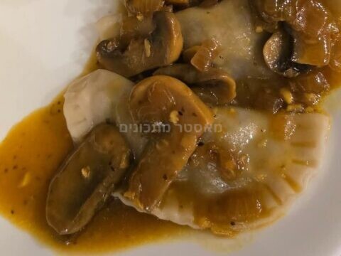כיסוני בצק במילוי בשר מפורק ברוטב פטריות_מתכון של דקלה אלהרר