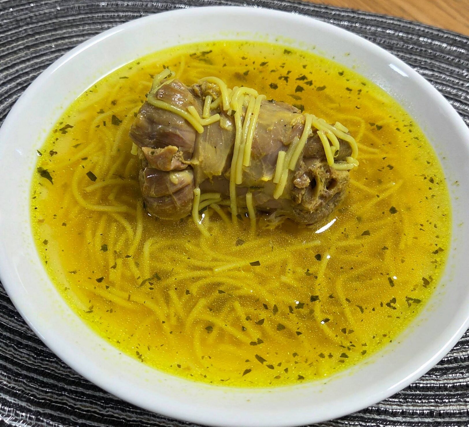 מרק גרונות הודו עם אטריות_מתכון של ליאת קאדר